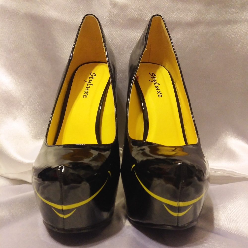 2/$15 CLOSET CLOSING PLATFORM PUMPS SMILEY FACE
